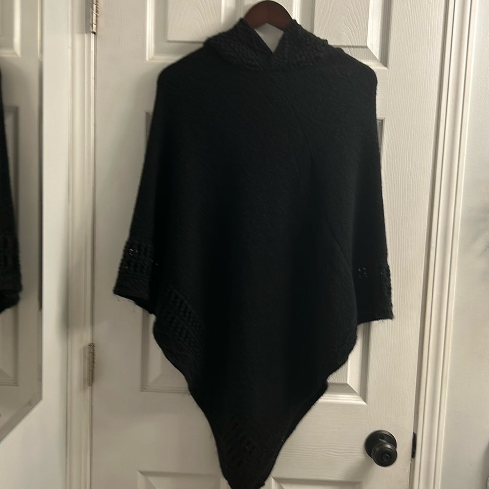 EUC STEVE MADDEN Black Hooded Knit Poncho- ONE SIZE